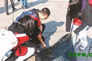 百名中学生天安门广场上岗捡垃圾 以行动呼吁环保