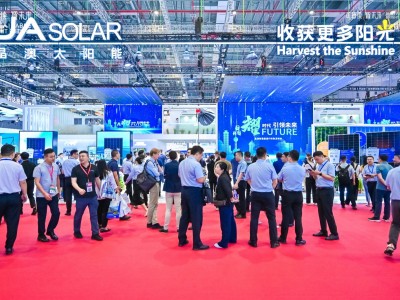 晶澳科技在全产业链一体化、数字化和智能制造、技术创新、国际化布局等多个方面具备一定优势。首先，公司自2010年起，便开始了从单一电池环节向光伏行业上下游纵深发展的历程，经过十余载发展，公司现已构建起垂直一体化的产业链，涵盖太阳能硅棒、硅片、电池及组件、光伏电站等多个生产应用环节。