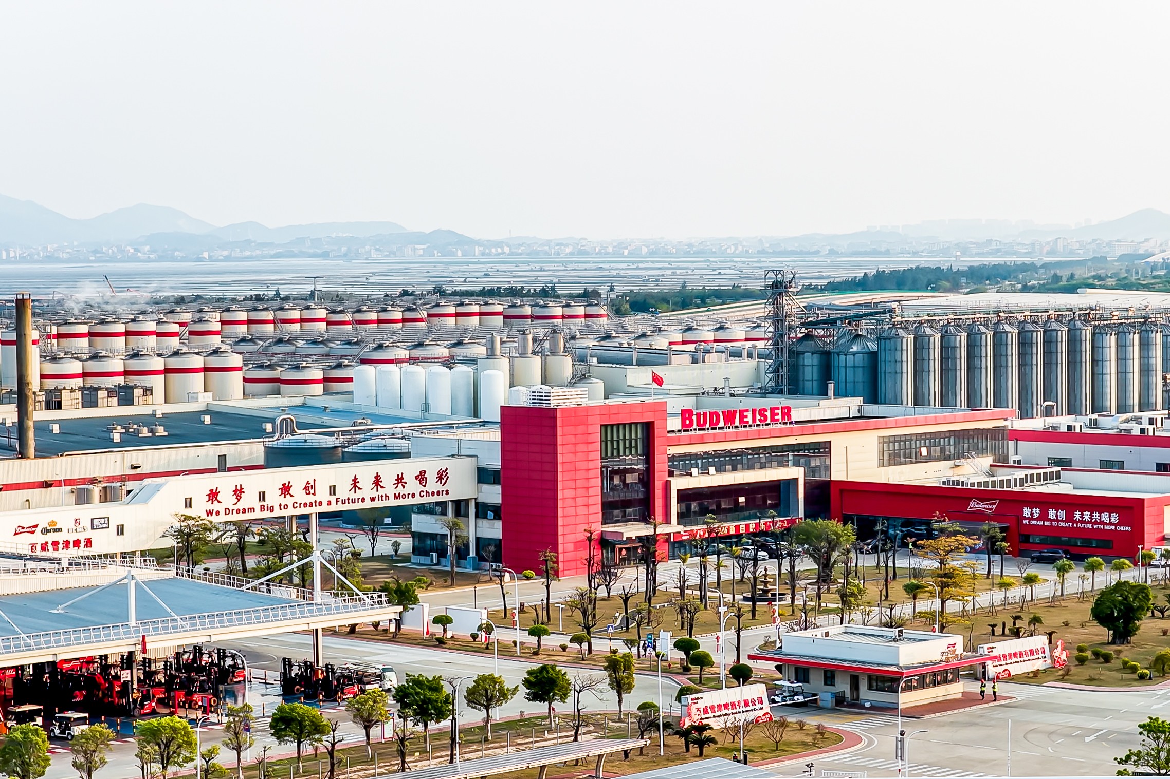 百威雪津工厂.jpg 自然共酌,酿造未来 百威中国在木兰溪畔续写护水新篇章