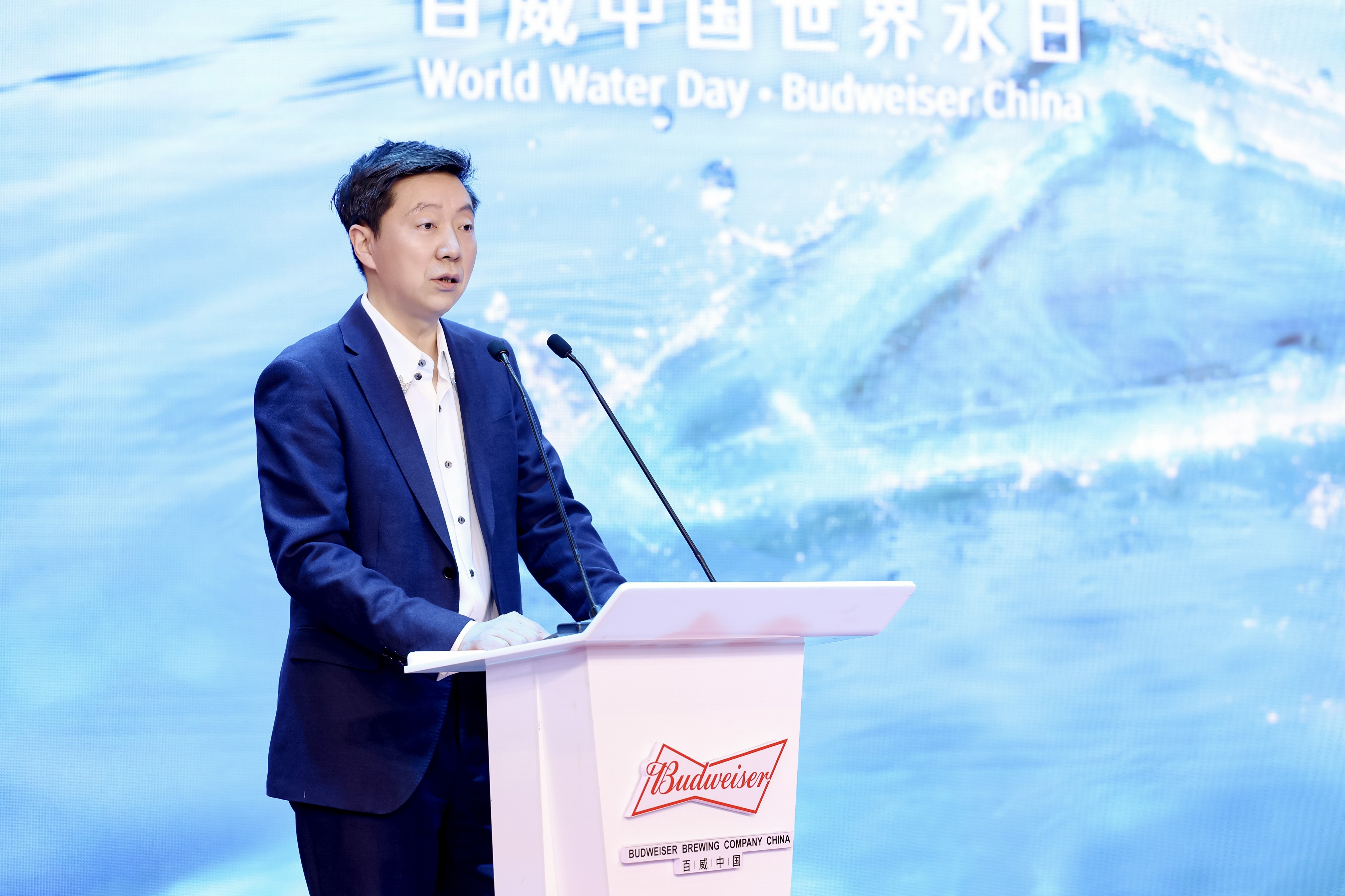 中国酒业协会秘书长兼啤酒分会理事长何勇致辞.jpg 自然共酌,酿造未来 百威中国在木兰溪畔续写护水新篇章