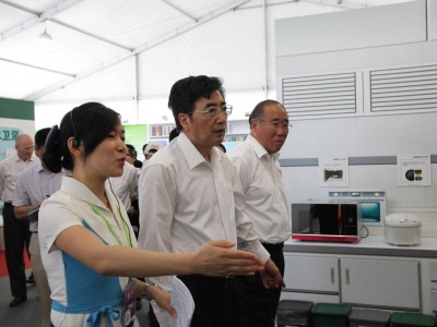 北京市委副书记、市长郭金龙，国家发展改革委副主任解振华参观节能环保展